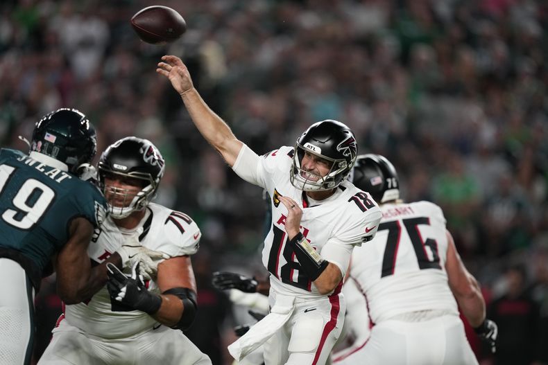 Kirk Cousins, de los Falcons de Atlanta, lanza un pase frente a los Eagles de Filadelfia, el lunes 16 de septiembre de 2024 (AP Foto/Matt Slocum)