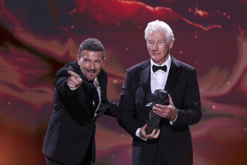 Richard Gere, derecha, sostiene su Goya Internacional entregado por Antonio Banderas durante la 39ª ceremonia de los Premios Goya en Granada, España, el sábado 8 de febrero de 2025, en Granada. (Foto AP/Fermin Rodriguez)