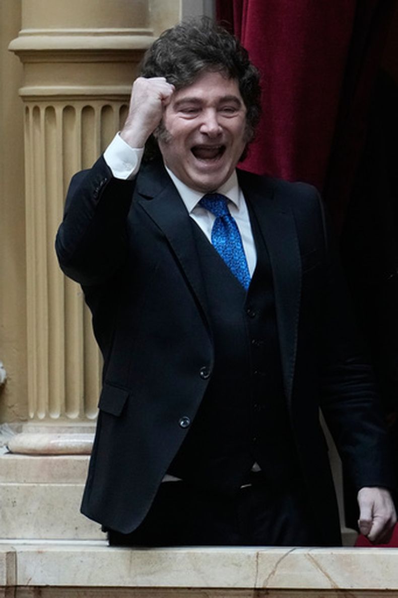 El presidente de Argentina, Javier Milei, llega al Congreso para asistir a una sesión en la que el jefe de Gabinete, Manuel Adorni, presentará su informe ante la Cámara de Diputados, en Buenos Aires, Argentina, el miércoles 29 de abril de 2026. (Foto AP/Natacha Pisarenko)