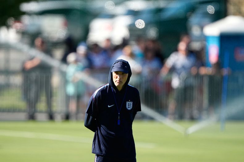 El entrenador de la selección de Inglaterra, Thomas Tuchel, durante la sesión de entrenamiento de su equipo para el Mundial, el sábado 13 de junio de 2026, en Kansas City. (AP Foto/Charlie Riedel)