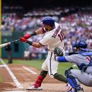 Kyle Schwarber, de los Filis de Filadelfia, conecta un grand slam en el juego del sábado 20 de mayo de 2023, ante los Cachorros de Chicago (AP Foto/Matt Rourke)