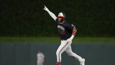 Royce Lewis, de los Mellizos de Minnesota, recorre las bases luego de conectar un jonrón ante los Guardianes de Cleveland, el jueves 1 de junio de 2023 (AP Foto/Abbie Parr)