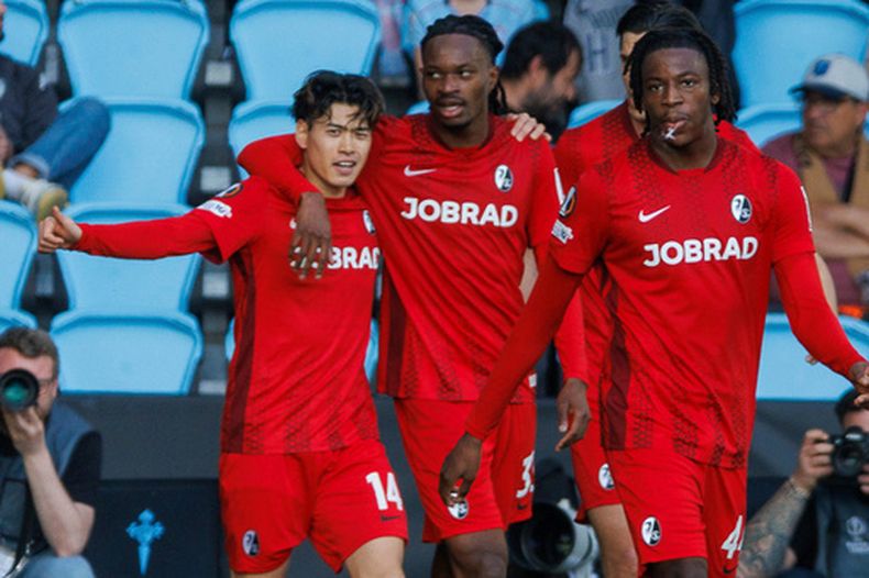 Yuito Suzuki del Freiburg celebra con sus compañeros tras anotar su segundo gol en el encuentro de vuelta de los cuartos de final de la Liga Europa ante el Celta de Bigo el jueves 16 de abril del 2026. (AP Foto/Lalo R. Villar)