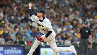 Dustin May de los Cerveceros de Milwaukee lanza en el encuentro ante los Cardenales de San Luis el sábado 26 de septiembre del 2026. (AP Foto/Aaron Gash)