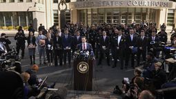 Frank Tarantino II, agente especial de la DEA --al centro, en primer plano--, habla en una conferencia de prensa frente a un tribunal federal el viernes 28 de febrero de 2025, en el distrito de Brooklyn de la ciudad de Nueva York, tras la lectura de cargos a los narcotraficantes Rafael Caro Quintero y Vicente Carrillo Fuentes. (AP Foto/Seth Wenig)
