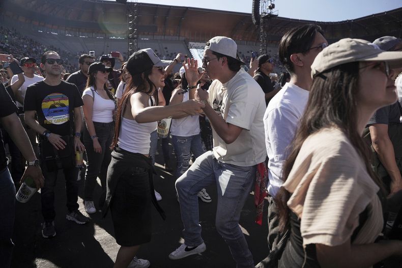 Fans bailan durante el concierto de El Gran Silencio en la 25ª edición del festival de música Vive Latino en la Ciudad de México, el sábado 15 de marzo de 2025. (Foto AP/Aurea Del Rosario)