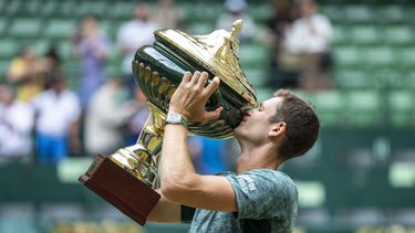 Hurkacz supera a Medvedev para reinar en Halle