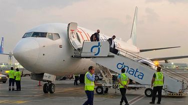 ARCHIVO - Turistas israelíes bajan de un avión de FlyDubai que despegó del Aeropuerto Internacional Ben-Gurion en Tel Aviv y aterrizó en Dubái, Emiratos Árabes Unidos, el 8 de noviembre de 2020. (AP Foto/Malak Harb, archivo)