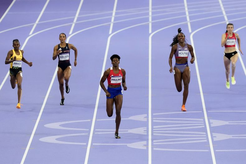 Marileidy Paulino, de la República Dominicana, ganó sin problemas su manga eliminatoria en las semifinales de los 400 metros lisos para mujeres en los Juegos Olímpicos de París 2024, el miércoles 7 de agosto del 2024, en Saint-Denis, Francia. (AP Foto/Martin Meissner)
