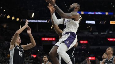 Cpn 39 puntos de James, Lakers superan a Spurs