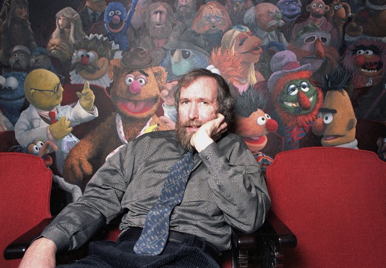 ARCHIVO - El creador de los Muppets Jim Henson posa en su oficina en la calle 69 en Nueva York el 30 de diciembre de 1985. Henson es retratado en el documental Jim Henson: Idea Man. (Foto AP/Burnett, archivo)