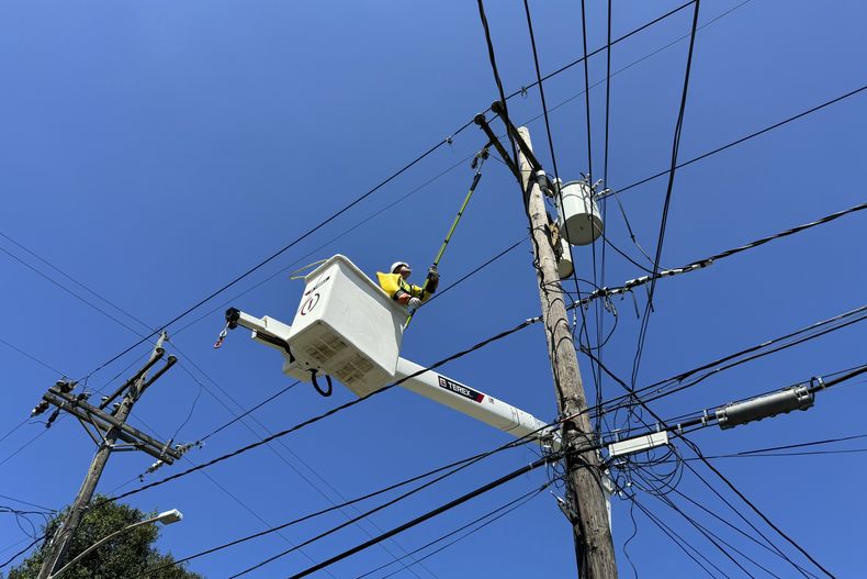 Robert Cowboy Geiser, de 39 años, repara una línea eléctrica luego de que el huracán Francine generó apagones generalizados, el viernes 13 de septiembre de 2024, en Nueva Orleans, Luisiana. (AP Foto/Jack Brook)