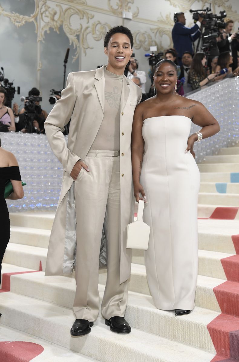 Brittney Griner, izquierda, y Cherelle Griner llegan a la gala del Instituto del Vestido del Museo Metropolitano de Arte para celebrar la inauguración de la exposición Karl Lagerfeld: A Line of Beauty el lunes 1 de mayo de 2023 en Nueva York.(Foto Evan Agostini/Invision/AP)