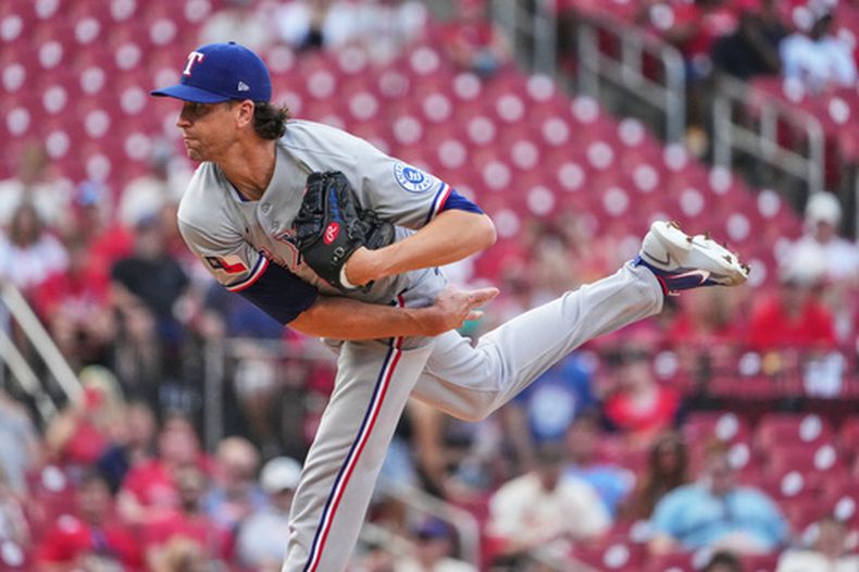 El abridor de los Rangers de Texas Jacob DeGrom lanza en la primera entrada ante los Cardenales de San Luis el lunes primero de junio del 2026. (AP Foto/Jeff Roberson)