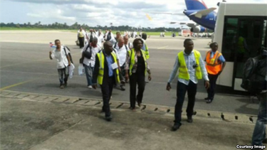 americateve | Además de procurar no contagiarse con una enfermedad sumamente virulenta, los galenos de la isla tendrán que aprender sobre la marcha de este mal que se expande.