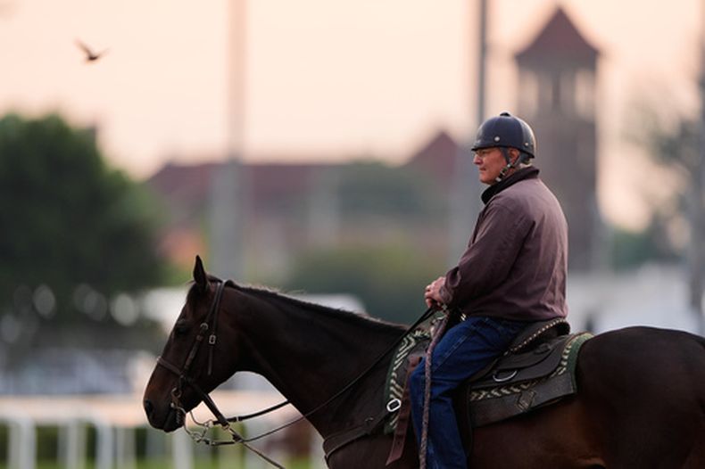 El entrenador Bill Mott observa una sesión de práctica en Churchill Downs antes del Derby de Kentucky el lunes 27 de abril del 2026. (AP Foto/Charlie Riedel)