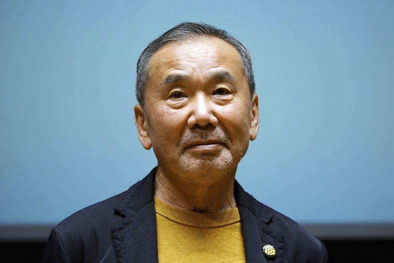 ARCHIVO - El novelista japonés Haruki Murakami posa para medios durante una conferencia de prensa en la nueva sede internacional de literatura, la biblioteca Haruki Murakami, inaugurada en la Universidad Waseda en Tokio, el 22 de septiembre de 2021. El popular escritor japonés publicó su discurso “Escribir ficción en tiempos de pandemia y guerra” el miércoles 7 de junio. (Foto AP/Eugene Hoshiko,archivo)
