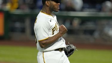 El dominicano Roansy Contreras, de los Piratas de Pittsburgh, celebra tas sacar el último out del sexto inning ante los Dodgers de Los Ángeles, el miércoles 26 de abril de 2023 (AP Foto/Gene J. Puskar)