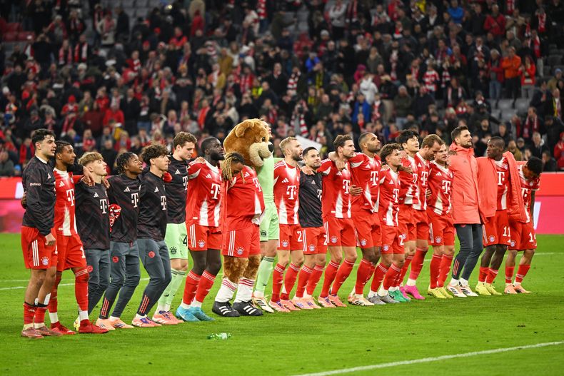 Los jugadores de Bayern Múnich celebran su victoria ante Borussia Dortmund en la Bundesliga, el sábado 18 de octubre de 2025, en Múnich. (AP Foto/Lennart Preiss)