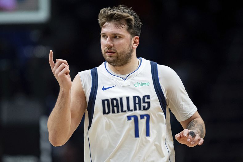 El esloveno Luka Doncic, de los Mavericks de Dallas, festeja durante el encuentro del martes 9 de abril de 2024, ante los Hornets de Charlotte (AP Foto/Jacob Kupferman)