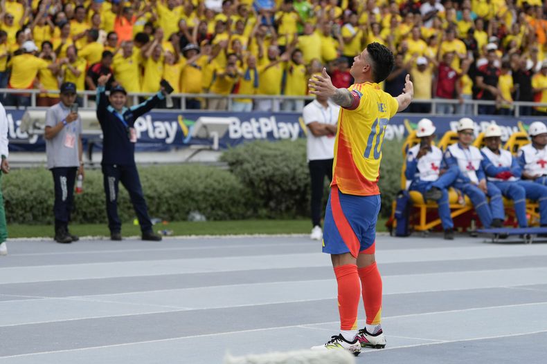 James Rodríguez celebra tras anotar de penal el segundo gol de Colombia en la victoria 2-1 ante Argentina por las eliminatorias del Mundial, el martes 10 de septiembre de 2024, en Barranquilla, Colombia. (AP Foto/Ricardo Mazalán)
