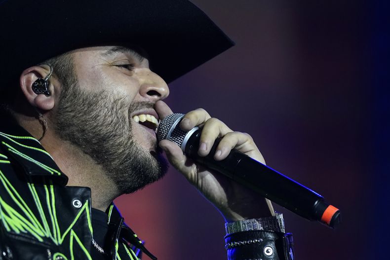El cantante mexicano Gerardo Ortiz durante su concierto en el festival Arre en la Ciudad de México el domingo 8 de septiembre de 2024. (Foto AP/Felix Marquez)