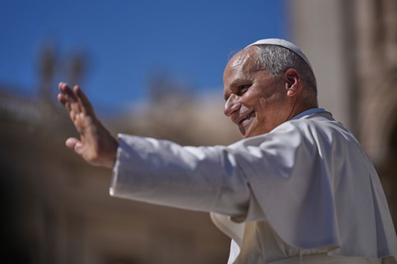 El papa León XIV se retira al final de su audiencia semanal en la Plaza de San Pedro, en Roma, el miércoles 2 de septiembre de 2026. (Foto AP/Andrew Medichini)