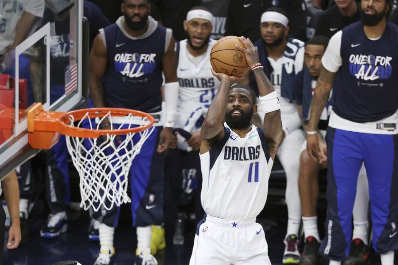 Kyrie Irving, base de los Mavericks de Dallas, dispara en el quinto partido de la final de la Conferencia oeste ante los Timberwolves de Minnesota, el jueves 30 de mayo de 2024. (AP Foto/Matt Krohn)