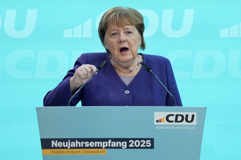En esta imagen de archivo, la excanciller de Alemania Angela Merkel ofrece un discurso en un acto de la CDU de Renania del Norte-Westfalia, en Duesseldorf, Alemania, el 18 de enero de 2025, antes de las elecciones federales de febrero. (AP Foto/Martin Meissner, archivo)
