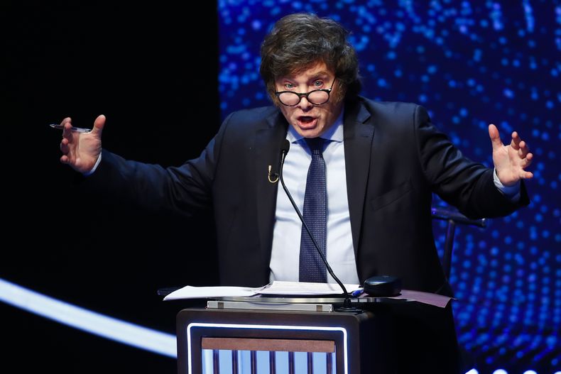 Javier Milei, candidato presidencial por la coalición La Libertad Avanza, habla durante un debate el domingo 8 de octubre de 2023, en Buenos Aires, Argentina. Las elecciones generales se llevarán a cabo el 22 de octubre. (Agustín Marcarian, foto compartida vía AP)