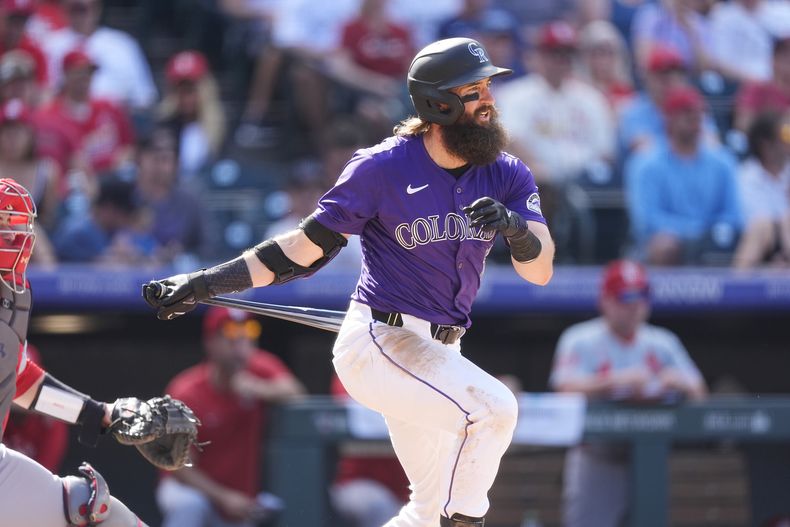 Charlie Blackmon, de los Rockies de Colorado, contra el lanzador relevista de los Cardenales de San Luis, Steven Matz, para terminar la sexta entrada el jueves 26 de septiembre de 2024, en Denver. (AP Foto/David Zalubowski)