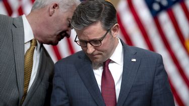 El presidente de la Cámara de Representantes, el republicano Mike Johnson, habla con el legislador republicano Tom Emmer, en el Capitolio, en Washington, el miércoles 6 de marzo de 2024. (AP Foto/J. Scott Applewhite)