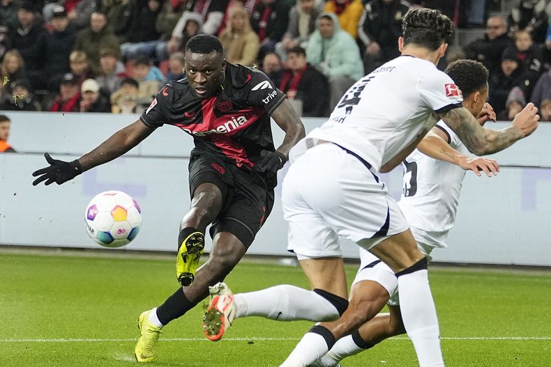 Victor Boniface anota el primer gol de Bayer Leverkusen en la victoria 1-0 ante Eintracht Frankfurt en la Bundesliga, el domingo 17 de diciembre de 2023, en Leverkusen. (AP Foto/Martin Meissner)