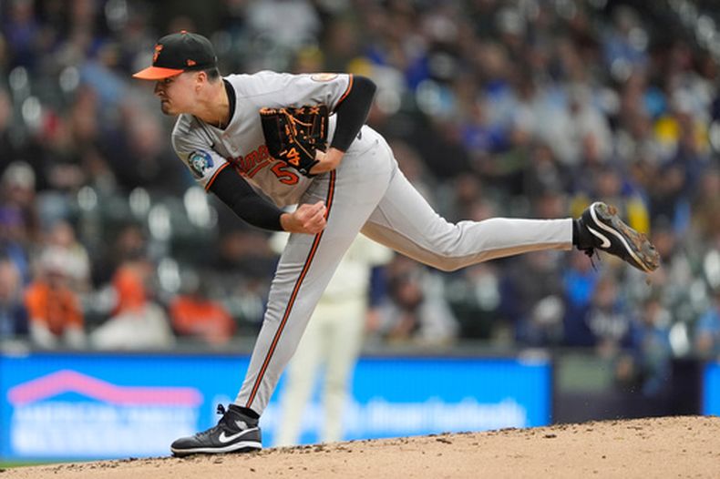 ARCHIVO - Chayce McDermott, de los Orioles de Baltimore, lanza en el juego del 20 de mayo de 2025 ante los Cerveceros de Milwaukee (AP Foto/Aaron Gash, archivo)
