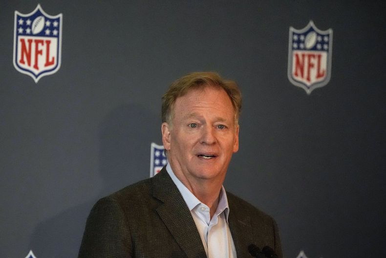 Roger Goodell, comisionado de la NFL, habla en una conferencia de prensa el martes 15 de octubre de 2024 en Atlanta (AP Foto/Mike Stewart)