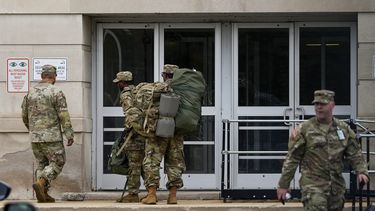 Elementos de la Guardia Nacional llegan al cuartel general de la agencia en el Distrito de Columbia, el martes 12 de agosto de 2025, en Washington. (AP Foto/Julia Demaree Nikhinson)
