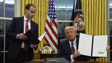 El presidente de Estados Unidos, Donald Trump, sostiene un decreto que conmuta sentencias para personas condenadas por delitos por el asalto al Capitolio del 6 de enero, en la Oficina Oval de la Casa Blanca, el lunes 20 de enero de 2025 en Washington. (AP Foto/Evan Vucci)