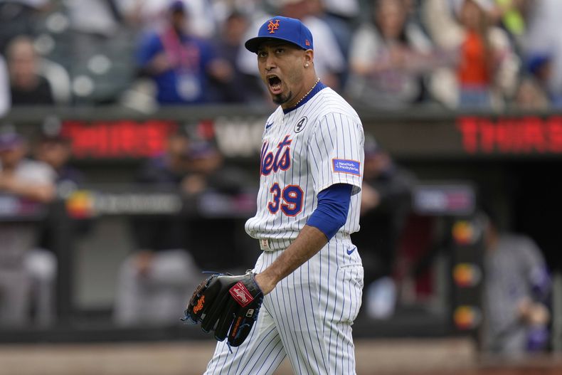 El pitcher de los Mets de Nueva York Edwin Díaz reacciona al final del encuentro ante los Rockies de Colorado el domingo primero de junio del 2025. (AP Foto/Seth Wenig)