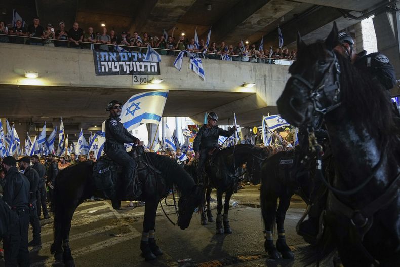 La protesta en el Aeropuerto Ben Gurión de Israel el 3 de julio de 2023.. (Foto AP /Ohad Zwigenberg)