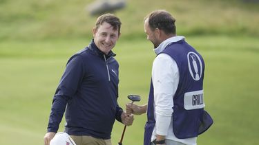 Emiliano Grillo sonríe tras completar la primera ronda del Abierto Británico, el jueves 20 de julio de 2023, en Hoylake, Inglaterra. (AP Foto/Kin Cheung)