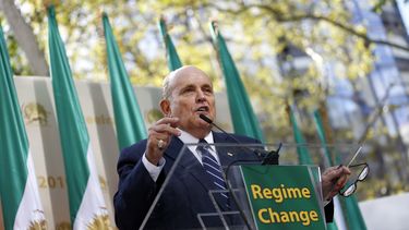 Táctica de Giuliani, en el centro de denuncia de informante