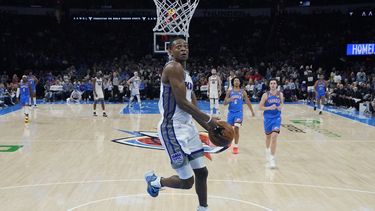 Kings hilvanan tres victorias al superar al Thunder 124-115