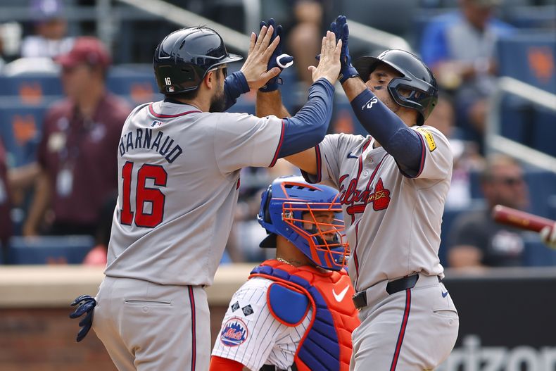 Ramón Laureano, de los Bravos de Atlanta, a la derecha, es felicitado por Travis dArnaud (16) después de conectar un jonrón de dos carreras contra los Mets de Nueva York en la octava entrada el domingo 28 de julio de 2024, en Nueva York. (AP Foto/Rich Schultz)