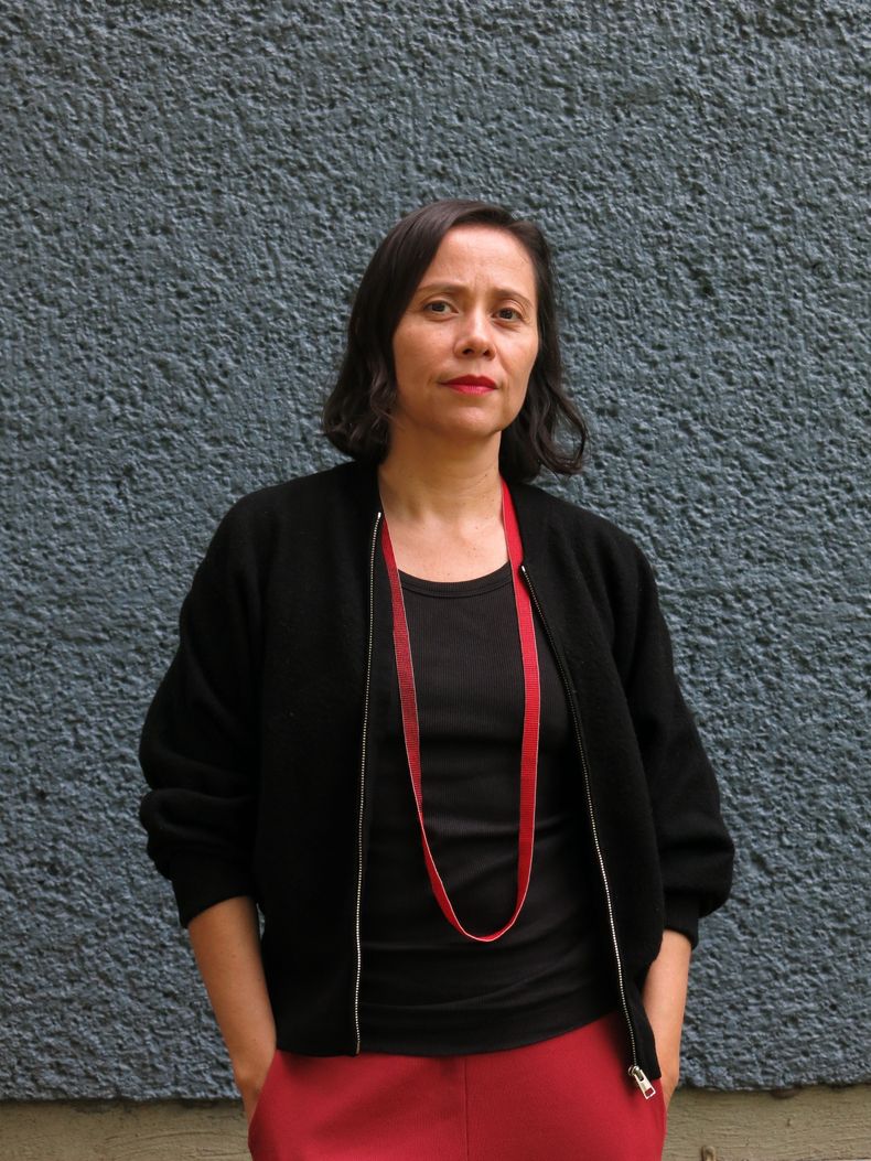 La historiadora del arte y autora mexicana Helena Chávez Mac Gregor posa para un retrato en la Ciudad de México, el lunes 1 de octubre de 2025. (Foto AP/Berenice Bautista)