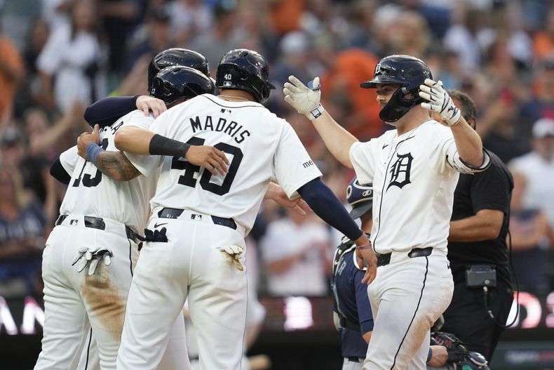 Jake Rogers, derecha, de los Tigres de Detroit, celebra su grand slam con sus compañeros de equipo en contra de los Marineros de Seattle en la cuarta entrada del juego de beisbol del martes 13 de agosto de 2024, en Detroit. (AP Foto/Paul Sancya)