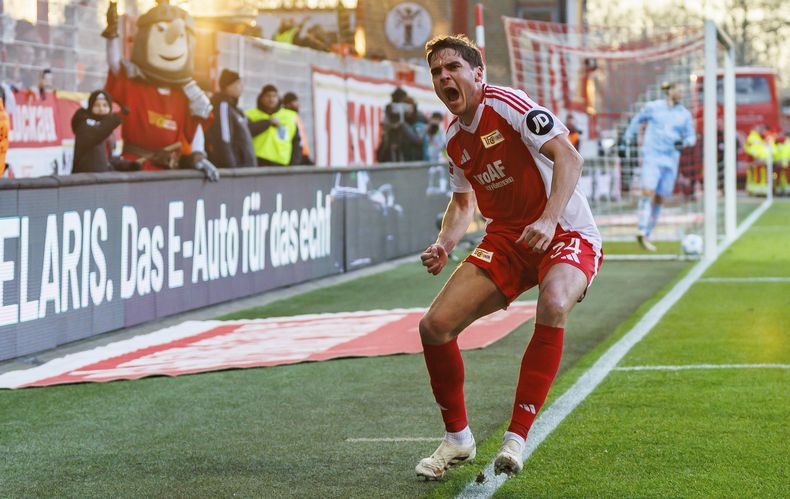 Robert Skov de Union Berlín celebra tras anotar el segundo gol en la victoria contra Mainz en la Bundesliga, el domingo 19 de enero de 2025. (Andreas Gora/dpa vía AP)