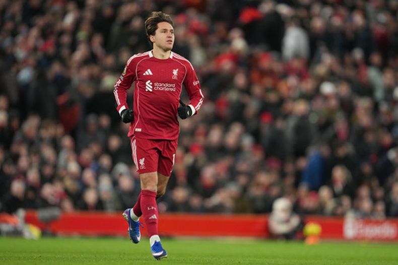 ARCHIVO - Federico Chiesa de Liverpool ingresa al partido contra Burnley en la Liga Premier, el sábado 17 de enero de 2026. (AP Foto/Jon Super)