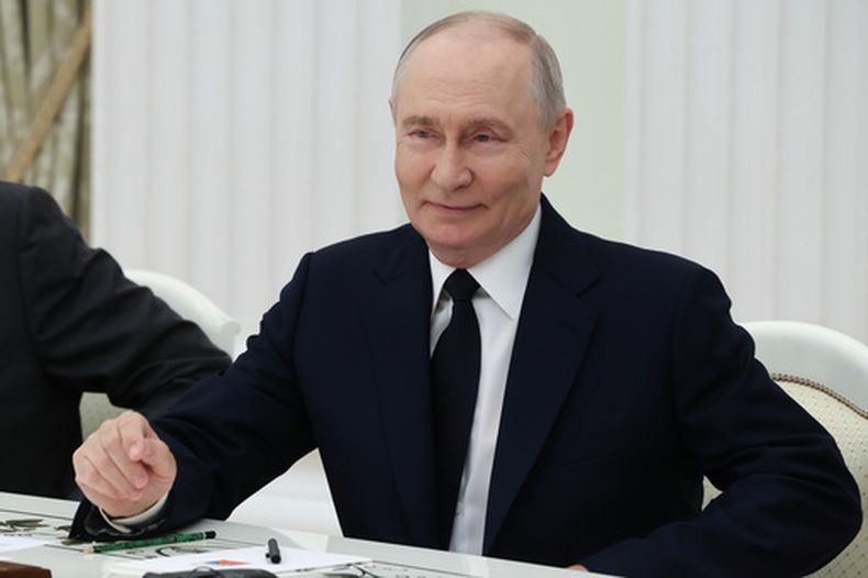 El presidente de Rusia, Vladímir Putin, habla con el ministro de Exteriores de India, Subrahmanyam Jaishankar, durante una reunión en el Palacio del Senado del Kremlin, Moscú, el 24 de agosto de 2026. (Sergei Karpukhin/Sputnik, Kremlin Pool Foto via AP)