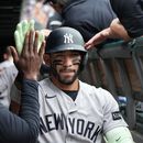 José Caballero, de los Yankees de Nueva York, es recibido en la cueva tras conectar un jonrón de dos carreras contra los Cachorros de Chicago durante la tercera entrada de un partido de béisbol el domingo 2 de agosto de 2026, en Chicago. (Foto AP/David Banks)