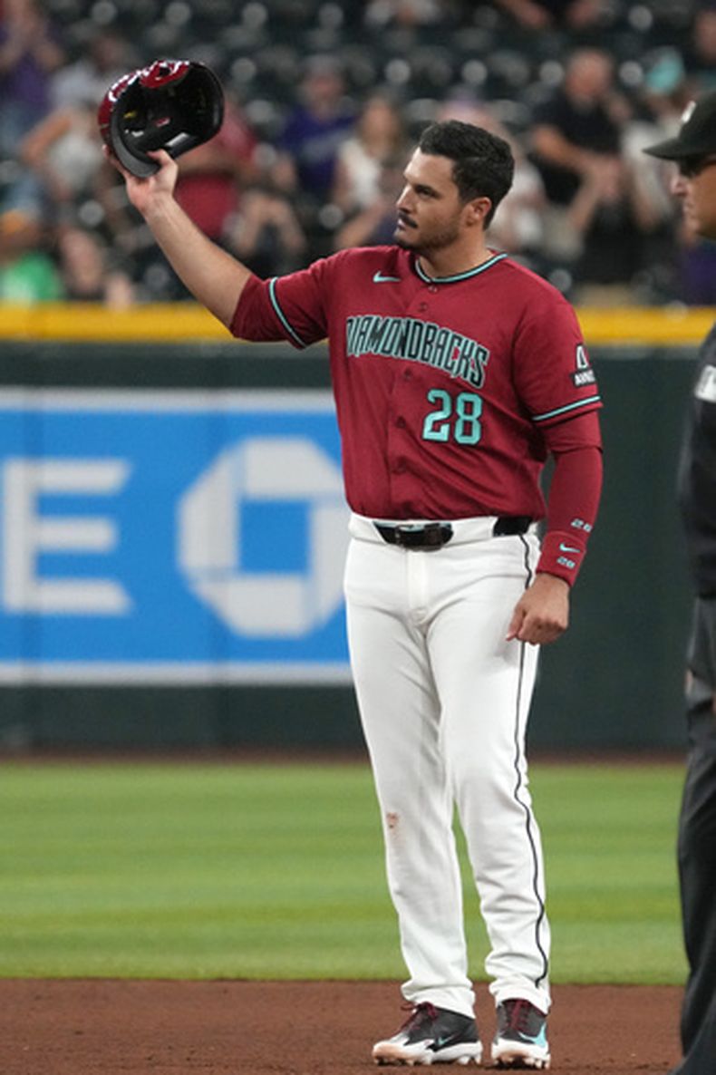 Nolan Arenado, de los Diamondbacks de Arizona, reacciona después de consegur el imparable 2.000 de su carrera, un doblete frente a los Atléticos, en la quinta entrada del juego de béisbol de Grandes Ligas, el lunes 20 de julio de 2026, en Phoenix. (AP Foto/Rick Scuteri)